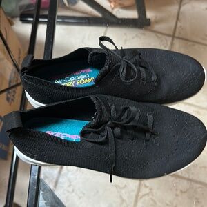 Black sketchers tennis shoes